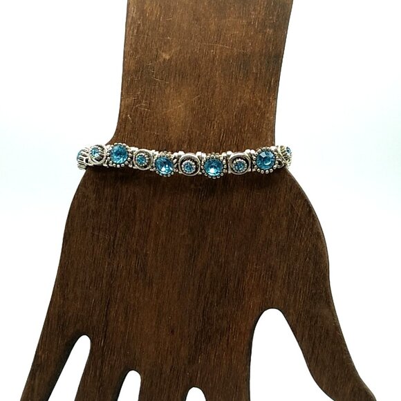 Soft Blue Faceted Crystal Glass Silver-tone Stretch Bracelet - Picture 4 of 15